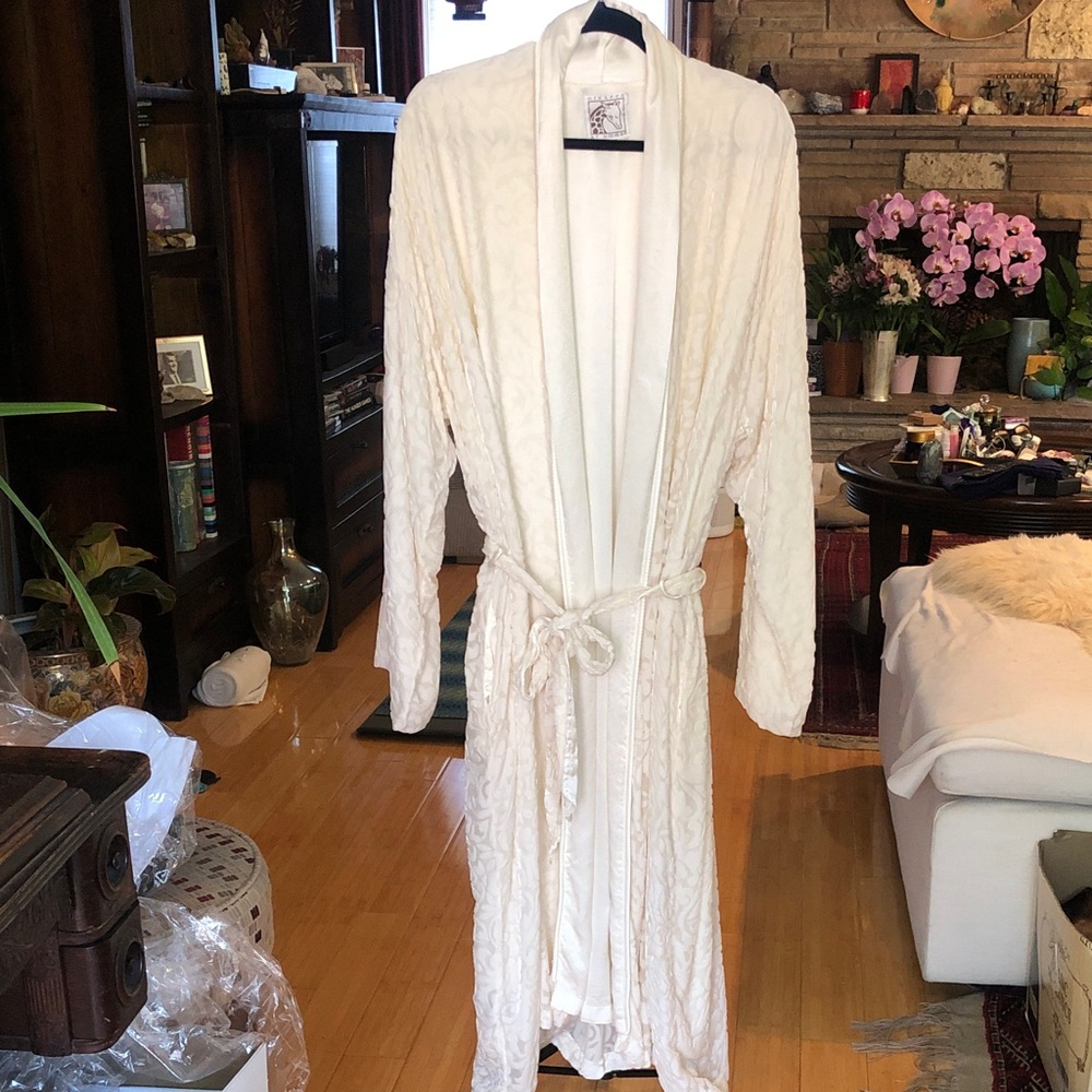 Giraffe at Home Women’s Cream Textured Robe - Spa-Style Luxury